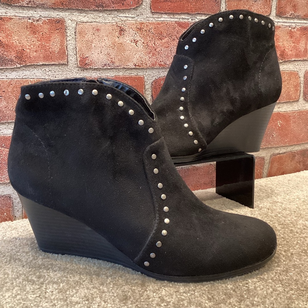 No Parking Linnett Womens black microsuede wedge ankle boots booties size 9.5